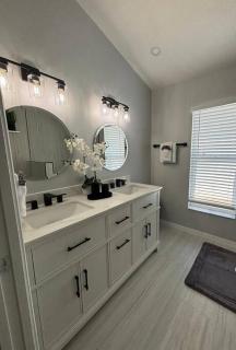 Blue Oasis Turquoise Lake-View Pool - 9