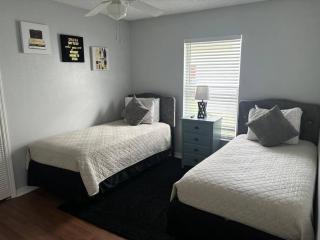 Blue Oasis Turquoise Lake-View Pool - 7