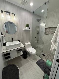 Blue Oasis Turquoise Lake-View Pool - 1