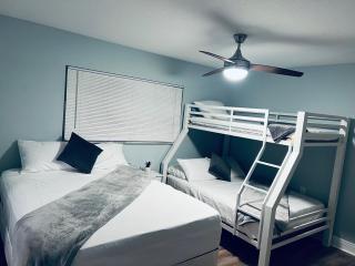 Spacious 4BR Home in Tampa Near Busch Gardens - Tampa - 4