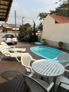 CASA DE PRAIA TOP! BETO CARRERO, 500m do Parque, com piscina e sinuca, 1 suite e 2 quartos, 3bwc, a 300m da Praia, churrasqueira e estacionamento privado - Penha - 4