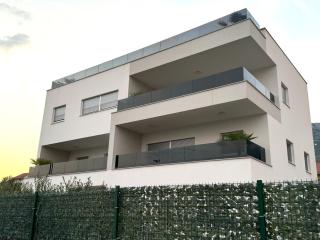 Rosa Holiday Villa - Sea View & Private Parking - 9