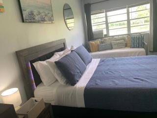 Walk to the beach, Studio, Pool AND FREE Parking - Hallandale Beach - 7
