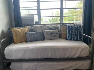 Walk to the beach, Studio, Pool AND FREE Parking - Hallandale Beach - 6