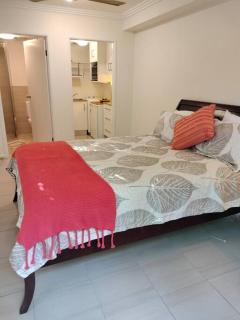 Private studio apt, centrally located - Cairns North - 4