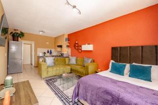 Urban Oasis Studio with balcony in Fourways - 7