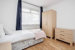 Lovely 4 Bedrooms House Near Romford Station With Parking - 4