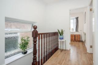 Lovely 4 Bedrooms House Near Romford Station With Parking - Romford - 2
