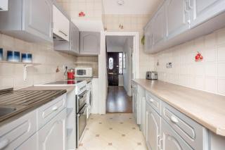 Lovely 4 Bedrooms House Near Romford Station With Parking - Romford - 1