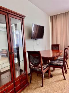 250 Шикарный вид на Байтерек очень теплая с 2 большими кроватями и диваном для 1-5 человек - 2