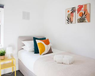 7Beds Contractor & Family Haven St Helens - 1