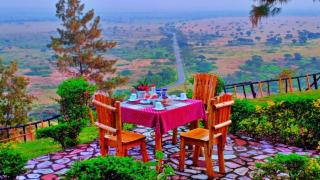 Baboon lodge Queen Elizabeth - - 4