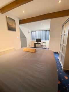 Leeds Super Spacious, 4 Bedroom property City Centre - 9
