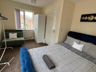 LovelyHome4 Family & Contractors Leeds - Killingbeck - 4