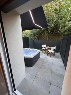 La terrasse abritée et son spa - Nancy - 4