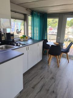 MOONLIGHT HOUSEBOAT - 2