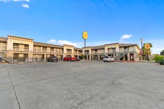 Super 8 by Wyndham McAllen-Downtown-Airport-LA Plaza Mall - 9