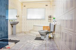 The Olympus Zim with 5 beds baths and pool - Bulawayo - 1