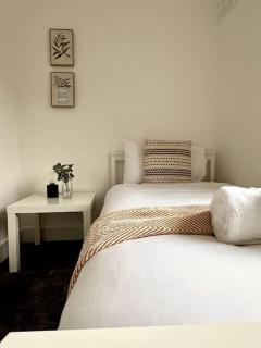 Newly Refurbished Sleep 6 Free Parking - 4