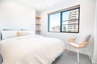 2BR Burleigh Beachside Apartment With Views with Pool - Gold Coast - 8