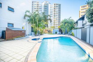 2BR Burleigh Beachside Apartment With Views with Pool - Gold Coast - 7