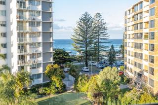 2BR Burleigh Beachside Apartment With Views with Pool - Gold Coast - 2