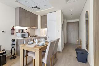 Modern 1BR with Pool, Gym & Children's Playground - Dubai - 2