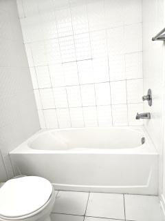 Private Room M A P L E with Attached Full Bathroom in Toronto, ON, Canada - Toronto - 1
