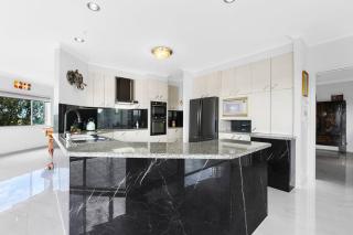360-Degree View 1BR Luxury Apartment in Elanora - Gold Coast - 9