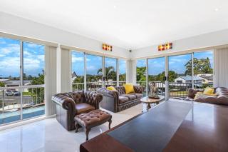360-Degree View 1BR Luxury Apartment in Elanora - Gold Coast - 3