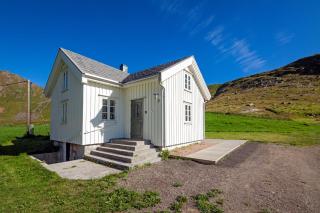 The Haukland House, Between Peaks & Sea - 1