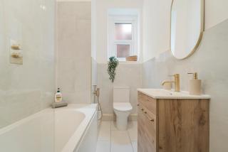Modern Two Bedroom Central Flat - 4
