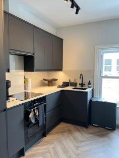 Convenient Clapham Junction Flat - 8