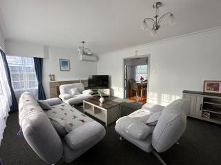 Gracious 3 Bdrm House in Chartwell - 0