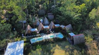 Triangular house and hot spring - 7