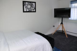 Well furnished 4 bedroom house in Rainham - 9