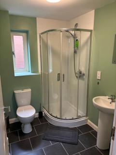 Two Bedrooms Two Bathrooms and Private Parking Rugby - 7