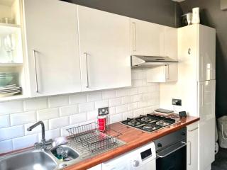 Spacious 3 Bed home near the M4 - 2