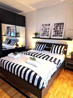 Spacious Apartment near City Center with Balcony and Garage Parking - Prague - 1