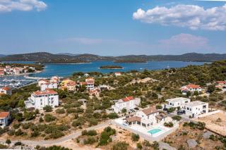 Villa Royal Stone with Pool, 350m from beach - Jezera - 9