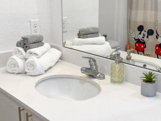 Mins from Disney Gym Pool Parking Pet Friendly - 1