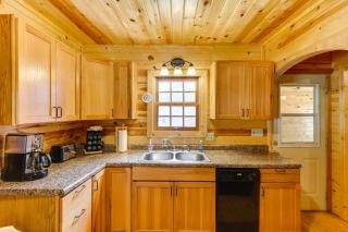 Deadwood Wolf Cabin with Fire Pit and Grill - Deadwood - 4