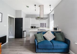 Bright and Cosy 2-BR House with Captivating Cathedral Views - 1