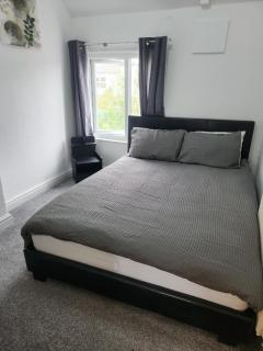Discover Doncaster - 3BR Home for 7 with WiFi & Free Parking near Station and City Centre - 7