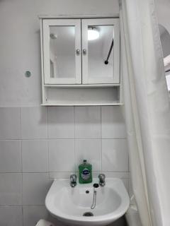 Contractor or Family Stay for 7 - 3BR, Fast WiFi, Full Kitchen, & Free Parking - Easy A1-M & Doncaster Station Access - 3