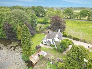 Charming retreat with hot tub and lake terrace - Hilderstone - 8