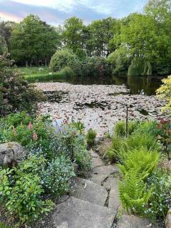 Charming retreat with hot tub and lake terrace - Hilderstone - 4