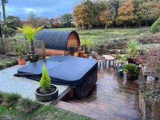 Charming retreat with hot tub and lake terrace - Hilderstone - 1