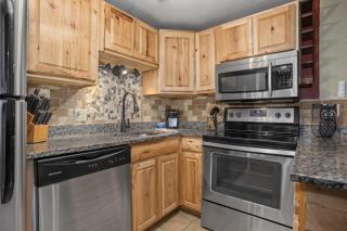 King Bed, Ski In & Out Access, Wood Burning Fireplace, Pool, Hot Tub, Sauna, Tennis & Fitness Center - 8