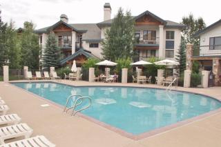 King Bed, Ski In & Out Access, Wood Burning Fireplace, Pool, Hot Tub, Sauna, Tennis & Fitness Center - 4
